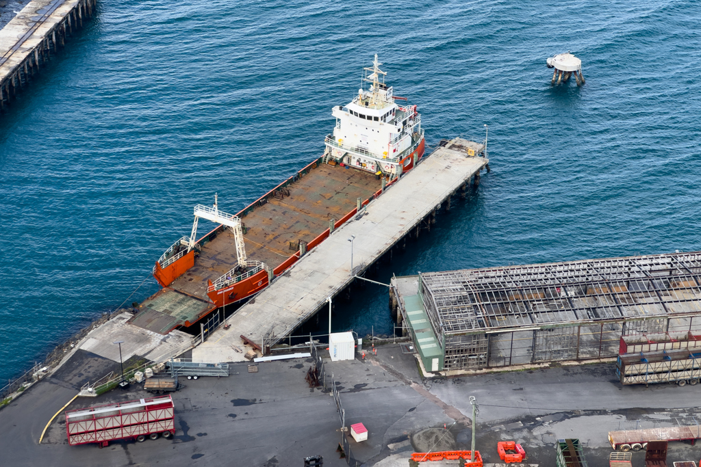 Der kleine Hafen von Stanley liegt unter uns. Ein Frachtschiff warten anscheinend auf seine Ladung...