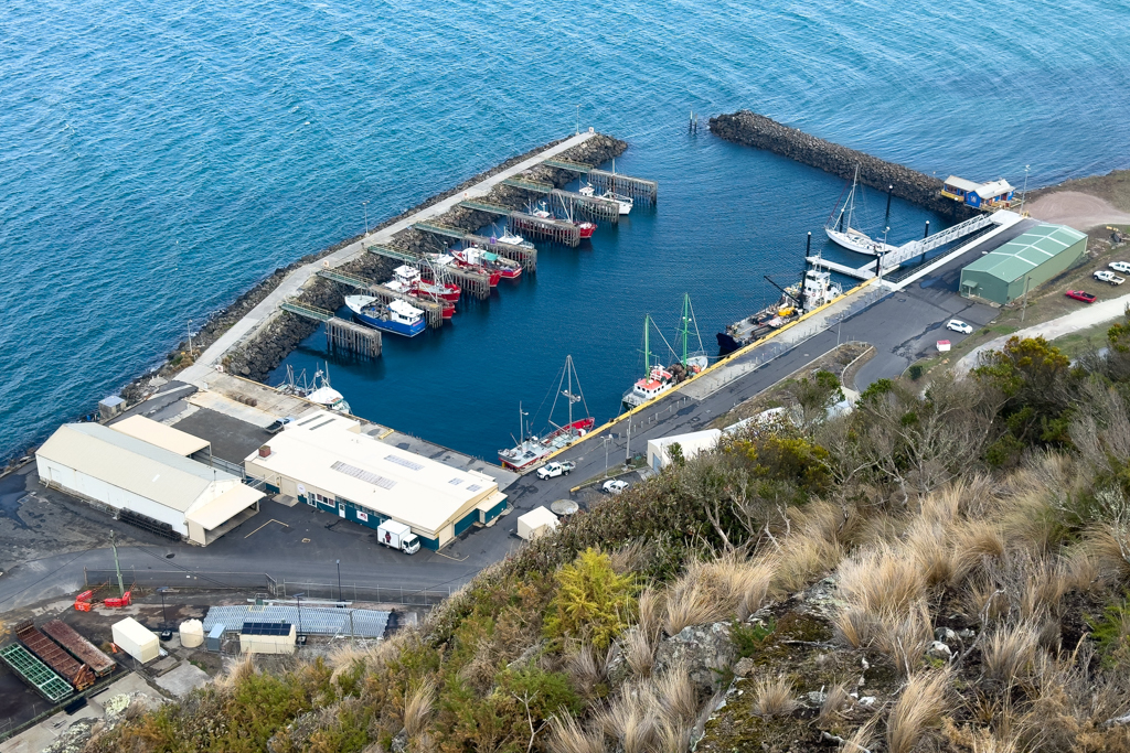Der kleine Hafen von Stanley liegt unter uns...
