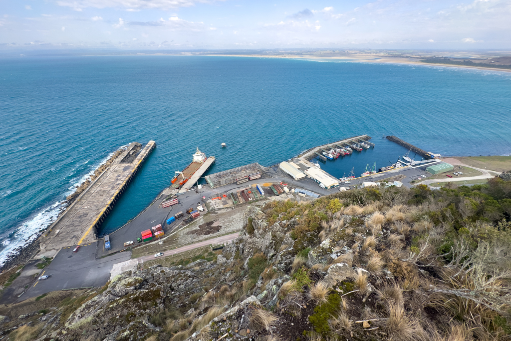 Der kleine Hafen von Stanley liegt unter uns...