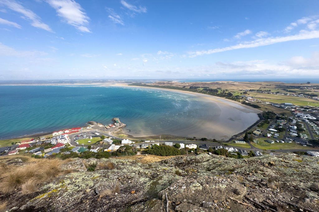 Kleines Pano vom Nut aus auf Stanley, die Küste und die Bucht unter uns...
