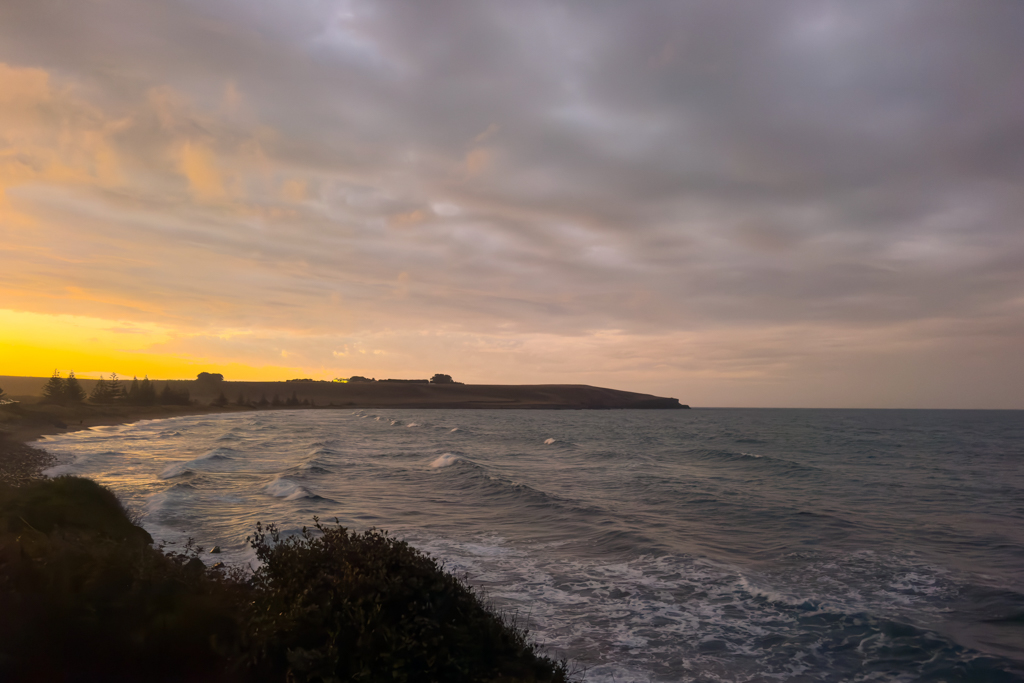 Der abendliche Himmel über den Ausläufern der Stadt am Meer....