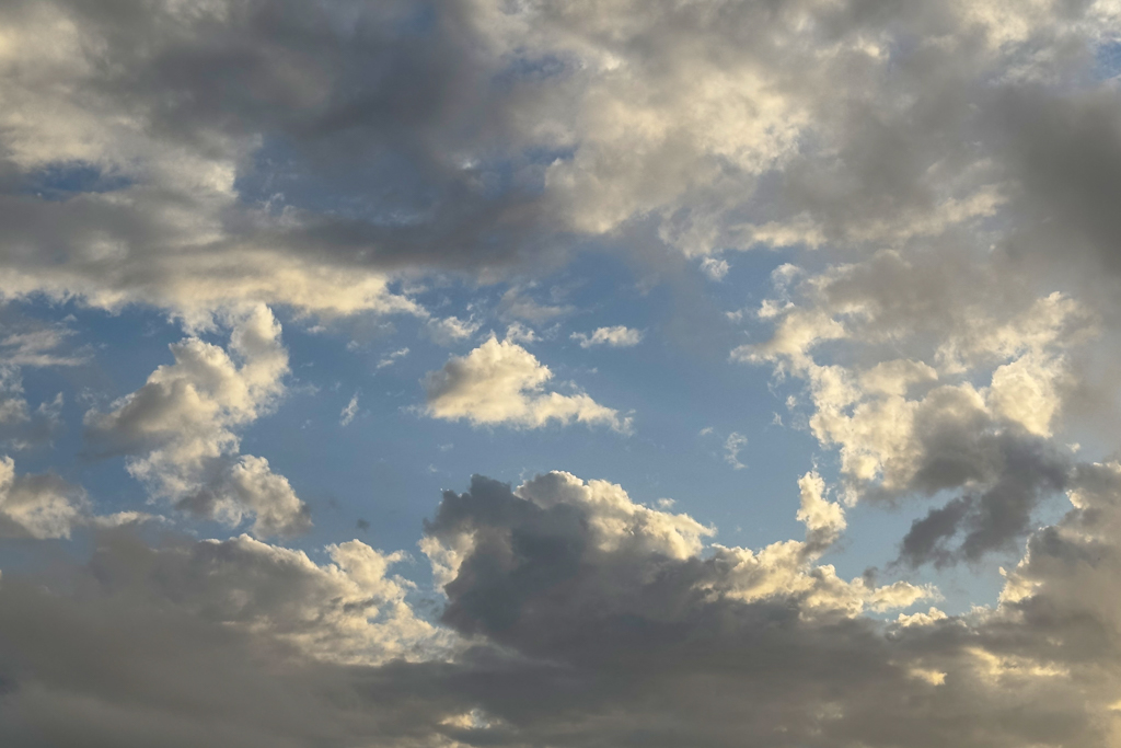 Ein Loch in der Wolkendecke. Der blauen Himmel kommt hindurch...