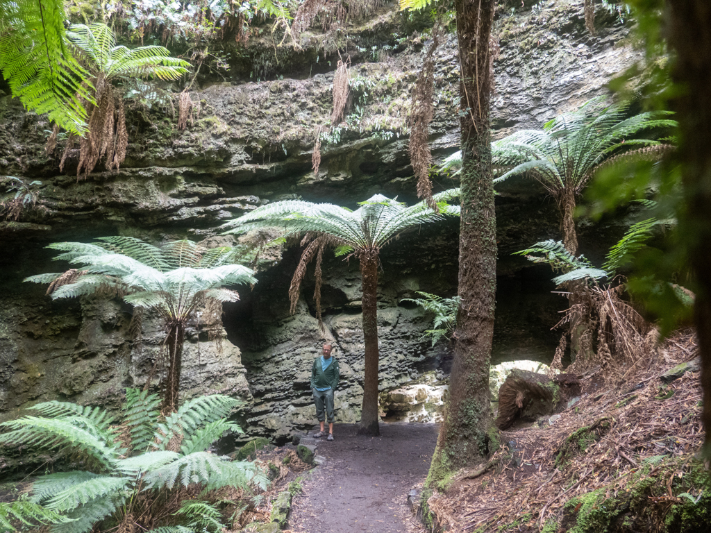 Jo posiert vor dem Trowutta Arch, der eher ein Loch in dieser Felswand ist...