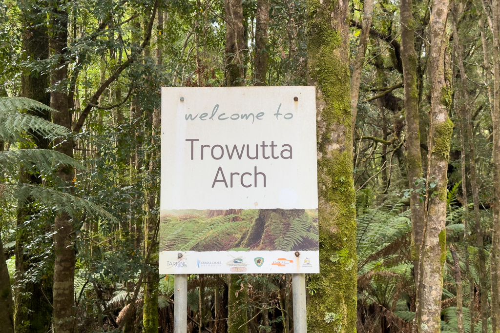 Willkommen am Trowutta Arch, einem grossen Steinbogen am Tarkine Drive