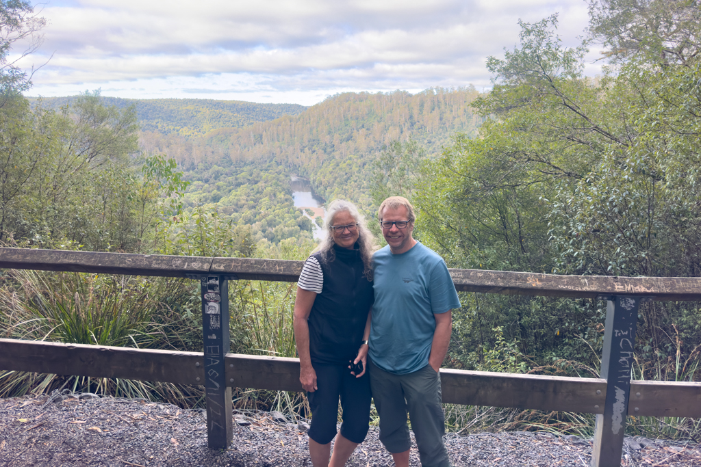 JoMa posieren am Sumac Lookout, im Hintergrund der Arthur River