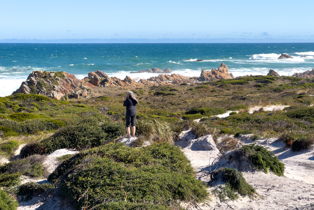 Ma fotografiert, wie sich die Wellen an der Küste beim Bluff Hill Point brechen