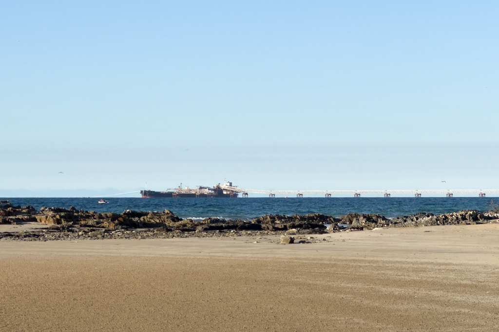 Ein Frachtschiff wartet auf seine Ladung Eisenerz von der Mine Grange Port Latta