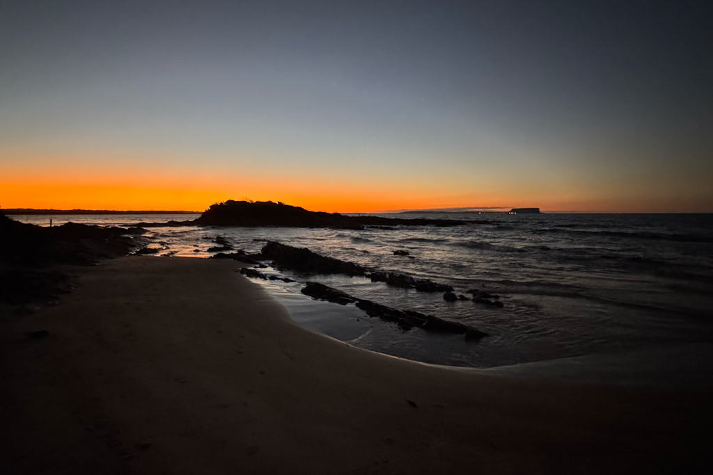 Abendstimmung nach Sonnenuntergang bei Ebbe an der Peggy Beach