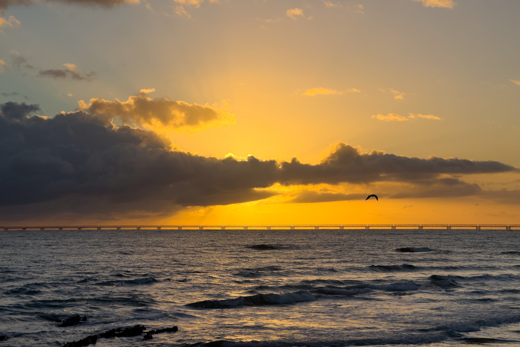 Sonnenaufgang an der Little Peggy Beach: Wir sehen das Förderband der Grande Port Latta ins Meer hinaus
