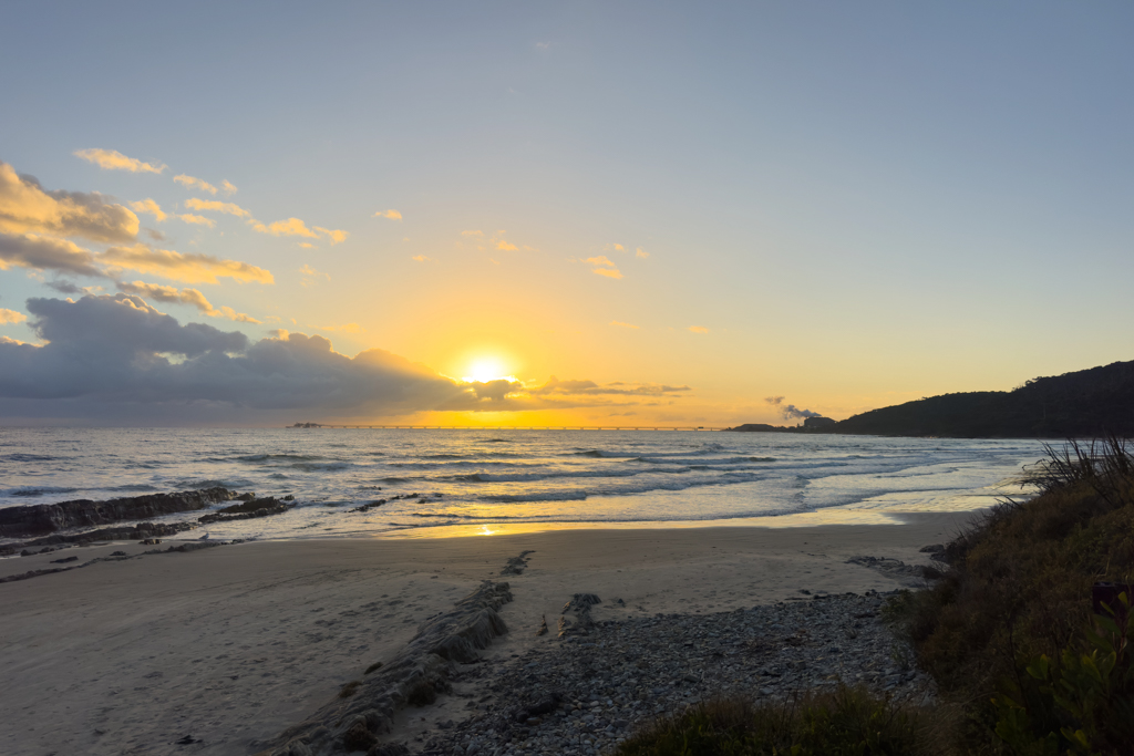 Sonnenaufgang an der Little Peggy Beach; es ist Ebbe, ein breiter Strand