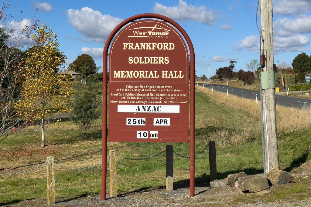 Am Soldaten Ehrenmal in Frankford wird auf die Gedenkfeier zum ANZAC Day hingewiesen...