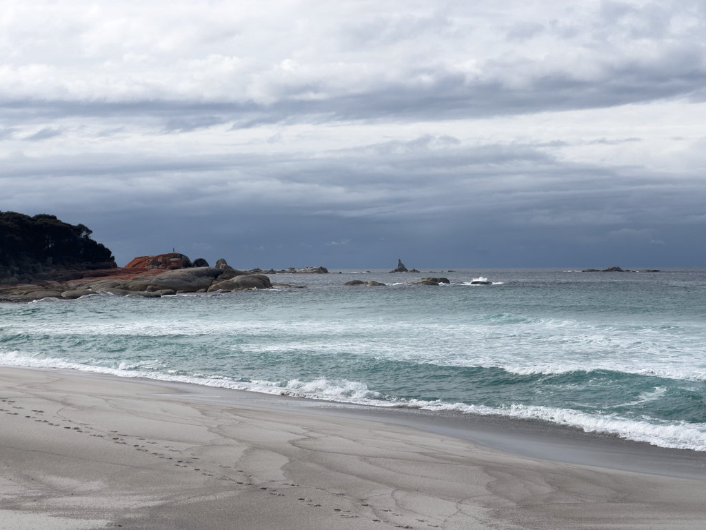 Nachmittagstimmung an dem felsigen Strandabschnitt in der Bay of Fire
