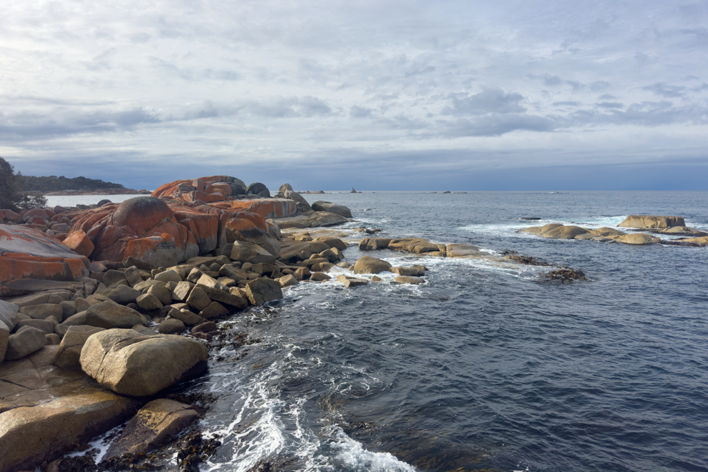 Nachmittagstimmung an dem felsigen Strandabschnitt in der Bay of Fire