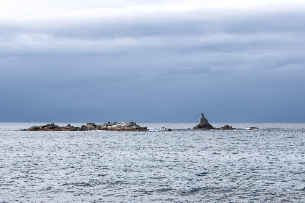 Eigentümliche Felsen erheben sich aus dem Meer...
