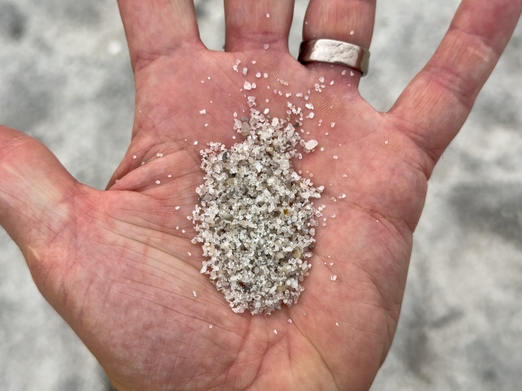 Jo möchte wissen warum der weisse Granitsand nicht zusammen klebt.