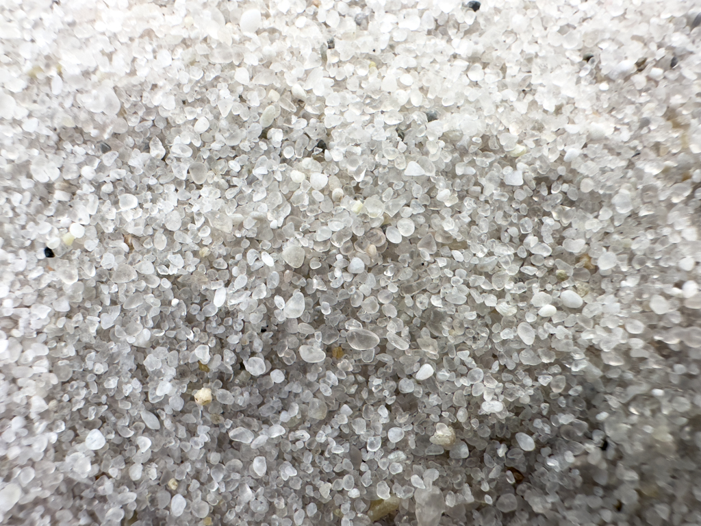 Nahaufnahme vom weissen Granitsand. Jetzt weiss man auch warum er nicht zusammen klebt.
