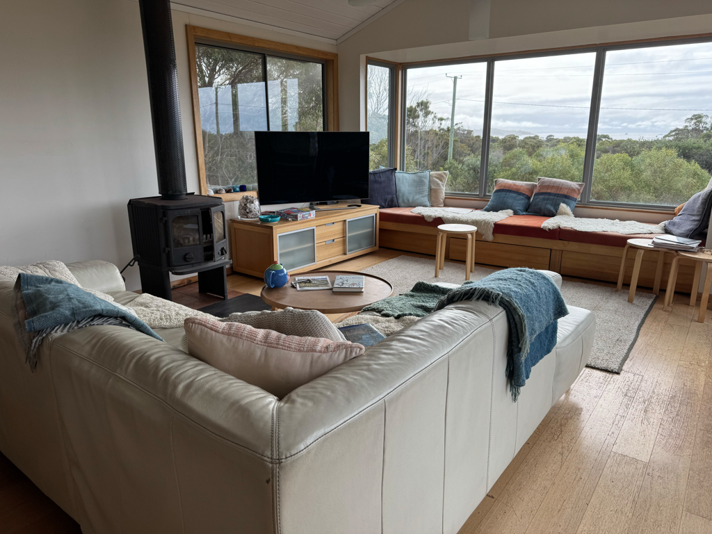 Die gemütliche Sitzecke im Ferienhaus mit Blick auf die Bay of Fire