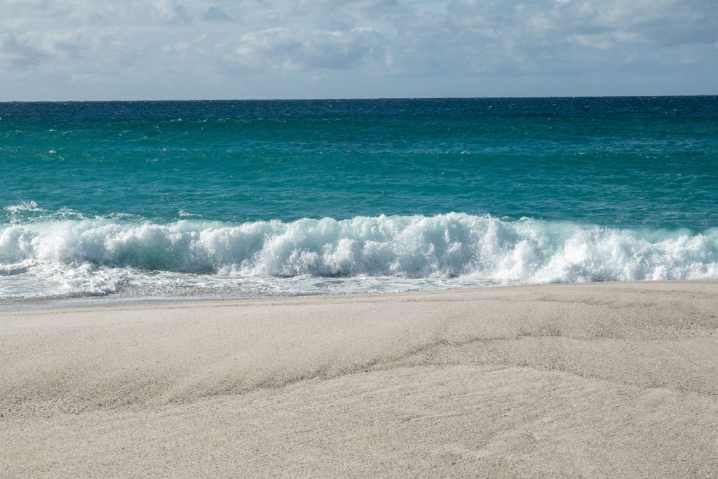 Es ist Mittag an der Cosy Bay und die Flut kommt herein.