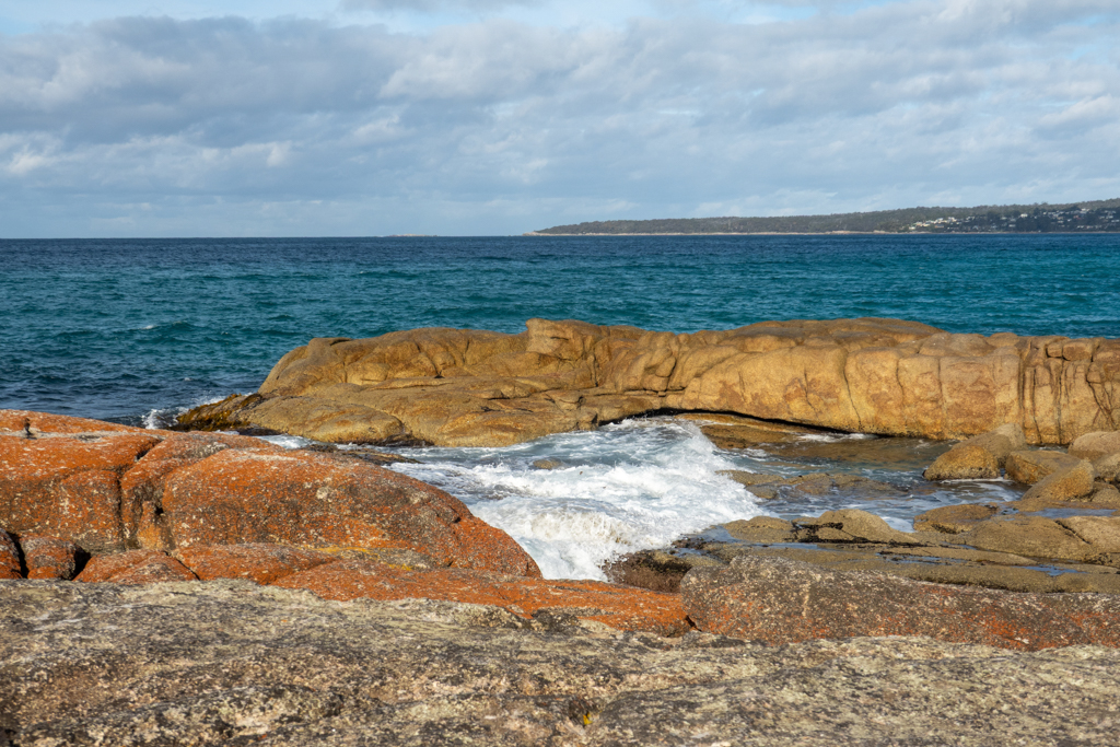 Wir sehen eine der vielen kleinen Buchten der Bay of Fire. Die Flut füllt diesen Rockpool...