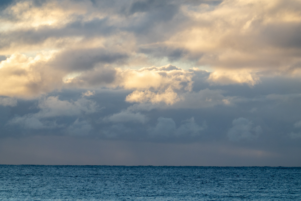 Am Horizont sieht es bedrohlich aus - nur ein Loch in der Wolkendecke lässt den blauen Himmel und die Sonne erahnen