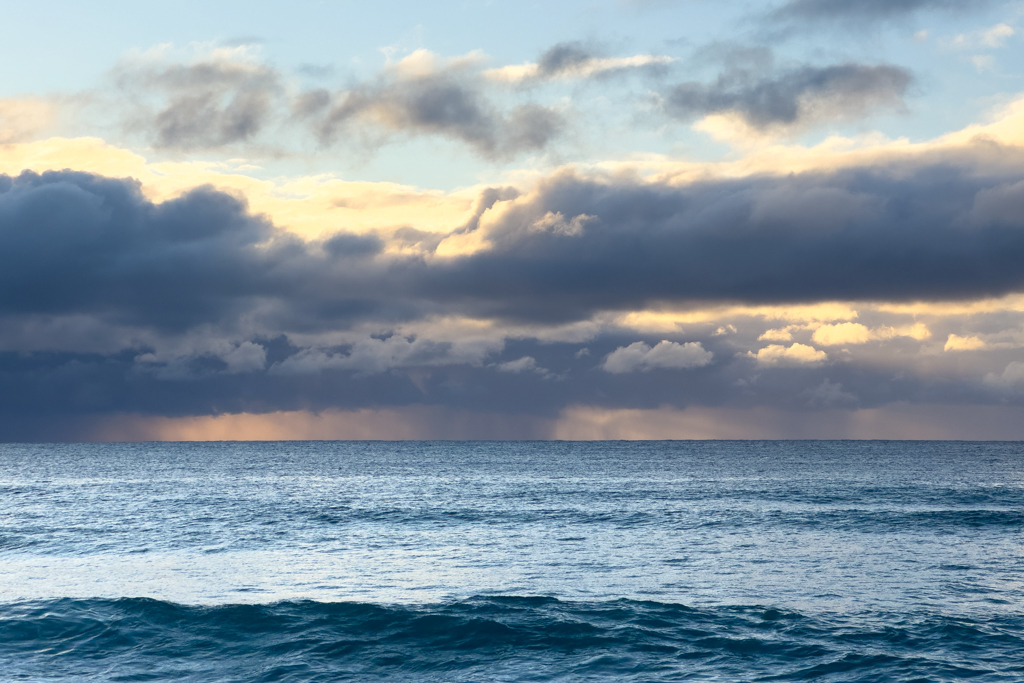 Am Horizont sieht es bedrohlich aus: Dunkle Wolken und Regen sind zu sehen