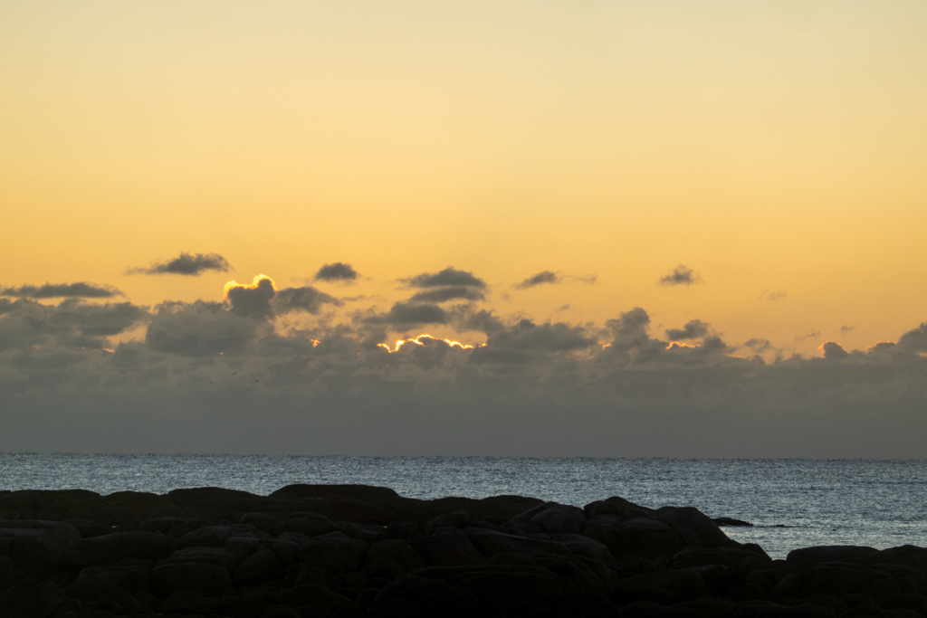 Hinter dem Wolkenband am Horizont steigt langsam die Sonne auf...