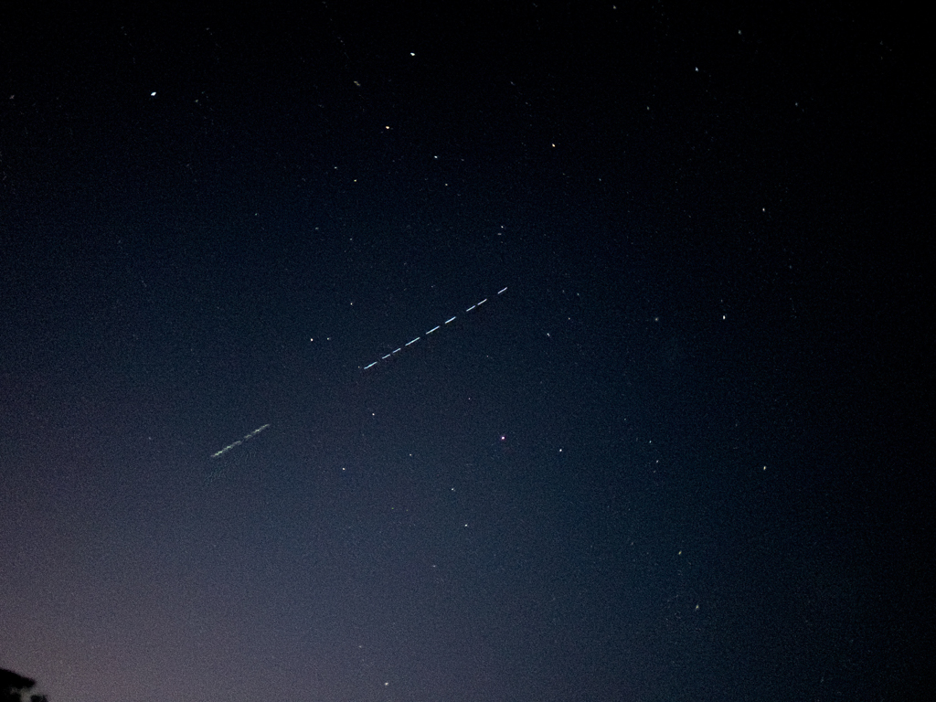 Da kommen Elons Sputniks wie an einer Perlenschnur aufgereiht am Himmel entlang