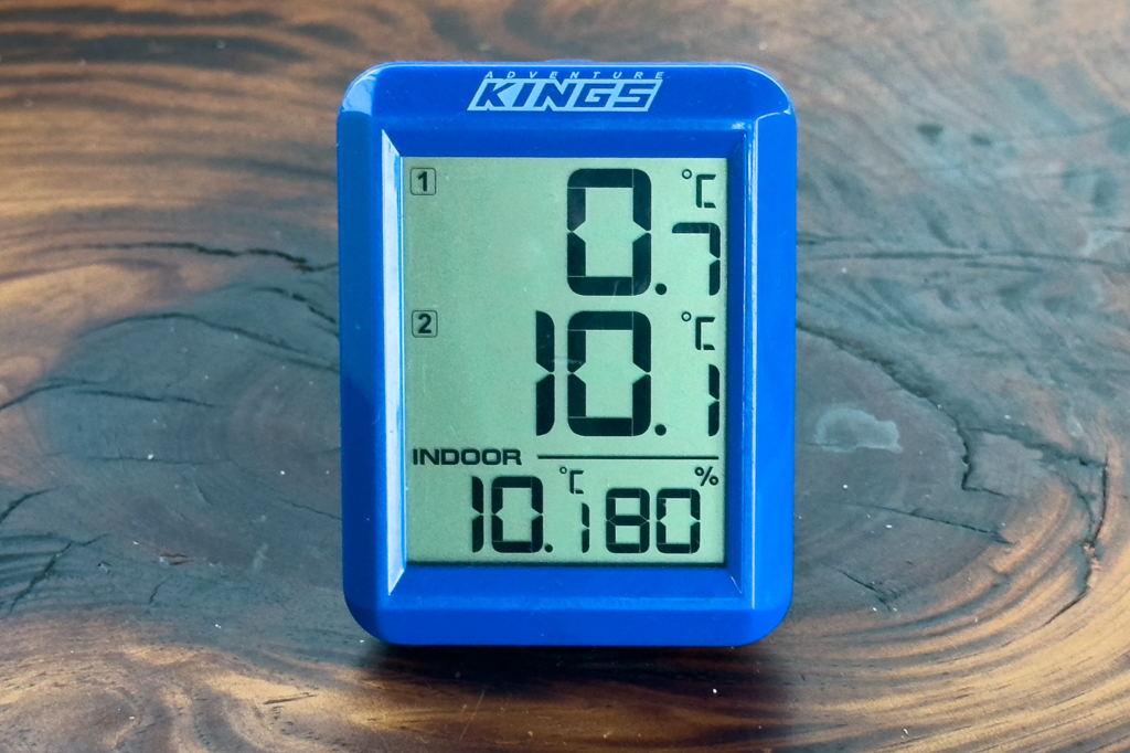 1: Aussentemperatur - nicht gerade warm! 2 und Indoor: In Eneli am kalten Morgen - auch nicht gerade kuschelig warm