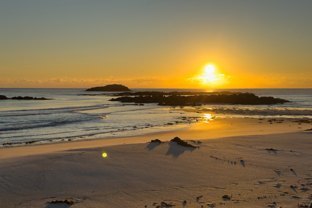 Noch ist es Ebbe und die Sonne steht am frühen Morgen nur wenig über dem Horizont