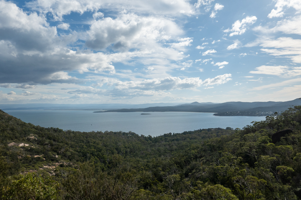 Blick während der Wanderung auf Wine Glass Bay