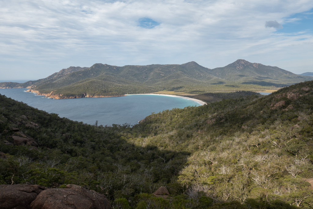 Vor uns liegt die Wine Glass Bay mit den angrenzenden Bergen