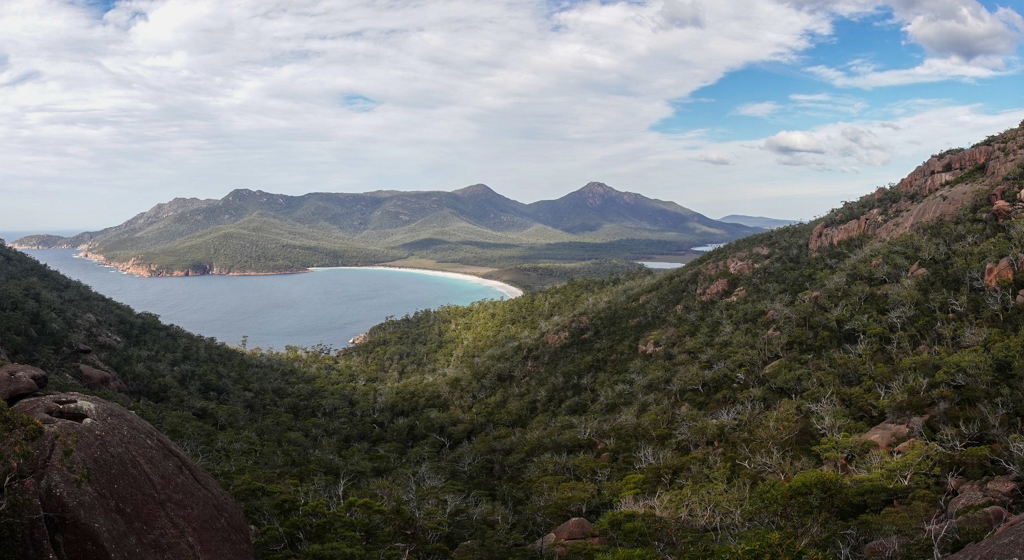 Von hier aus sehen wir links Wine Glass Bay, rechts Hazard Bay.