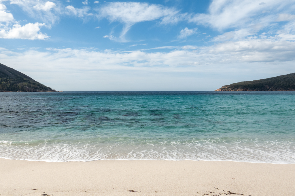 Sanft wiegt sich das Meer bei Ebbe an der Wine Glass Bay