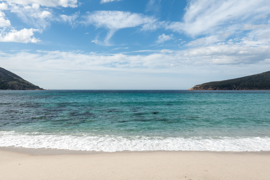 Sanft wiegt sich das Meer bei Ebbe an der Wine Glass Bay