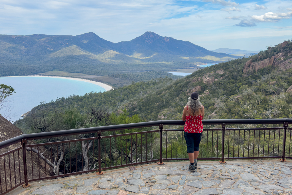 Von hier aus sehen wir links Wine Glass Bay, rechts Hazard Bay.
