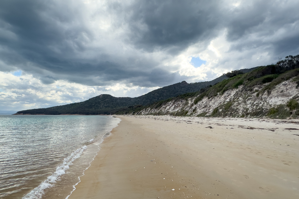 Willkommen an der Hazard Bay. Hier ist der Strand eher gelblich nicht mehr weiss wie noch an der Wine Glass Bay