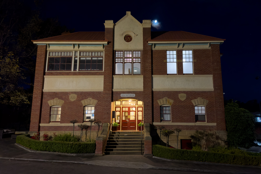 Das Rydges Hotel bei Nacht in Hobart ist unsere Unterkunft für die nächsten 3 Tage
