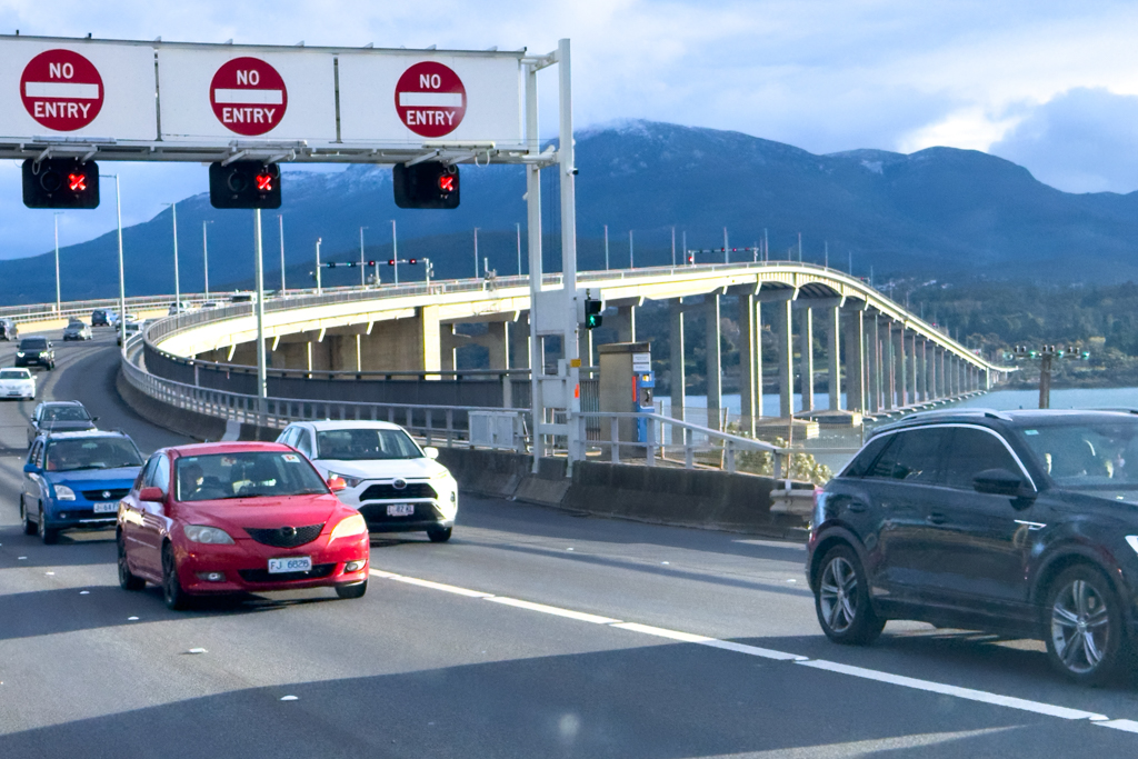 Auch wir fahren bei Hobart über die Tasman Bridge