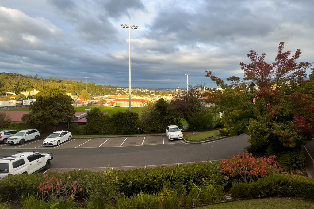 Unser Zimmerausblick auf das North Stadium und die Stadt dahinter