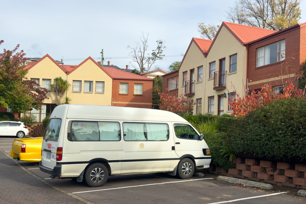 Eneli steht auf dem Parkplatz des Hotels.Unser Zimmer ist das Linke in der rechten Häuserreihe oben mit dem Flachdach