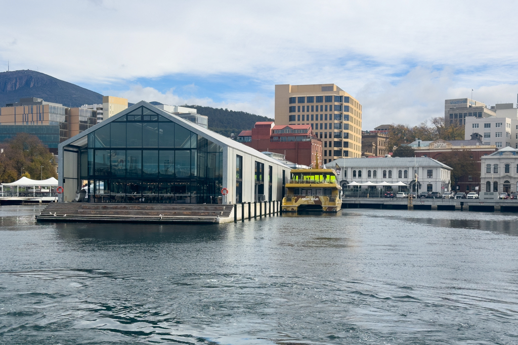 Wir haben vom Quai abgelegt, sehen die Rückseite und sind auf Fahrt zum Museum