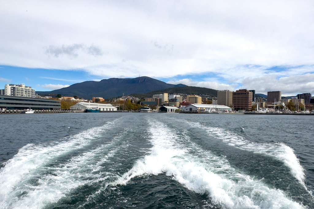 Vom Heck der Fähre aus ist Mt. Wellington mit Hobart im Vordergrund zu sehen