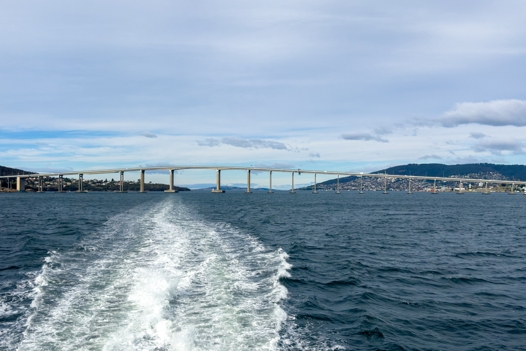 Vom Heck aus gesehen: Tasman Bridge. Links Rose Bay, Rechts Hobart