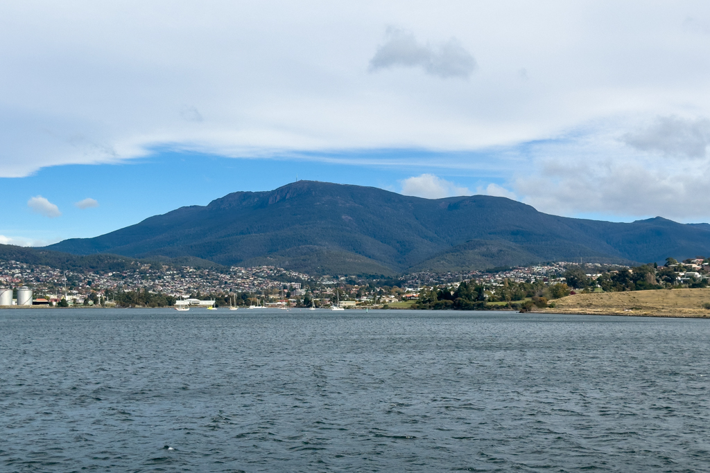 Ein seltener Anblick: Ein wolkenloser Mt. Wellington/ Kunaniy ist zu sehen