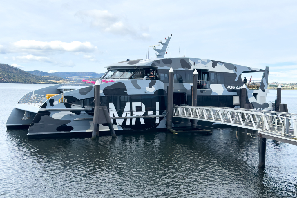 Mit diesem Camouflage lackierten Schnellboot sind wir gefahren