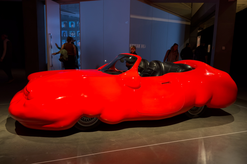 Ein roter "Plüsch Porsche Carrera"