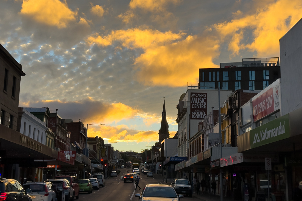 Abendrot breitet sich am Himmel über Hobart aus