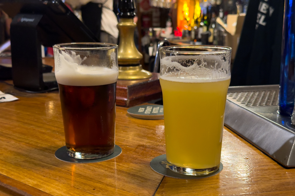 Im Old Sydney Hotel, was ein urtümlicher Irischer Pub ist löschen wir unseren Durst mit Guinness und Pal Ale