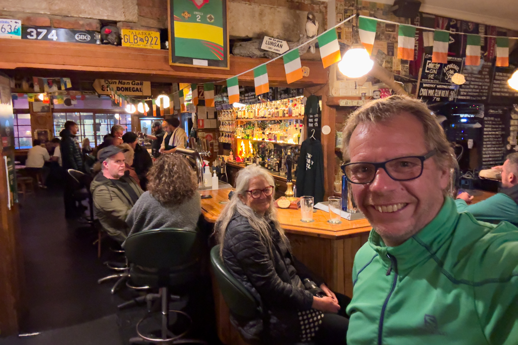 Daher sitzen mit unserem, jetzt schon leeren Bier wir am Tresen :-)