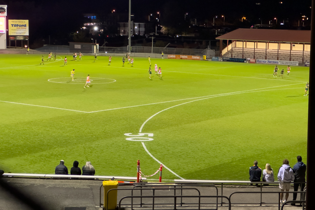 Abends wird im North Stadium vor unserem Hotel Football gespielt